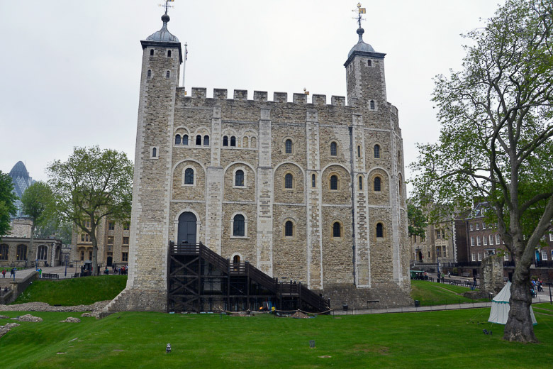 White Tower mit Rasen und Bäumen