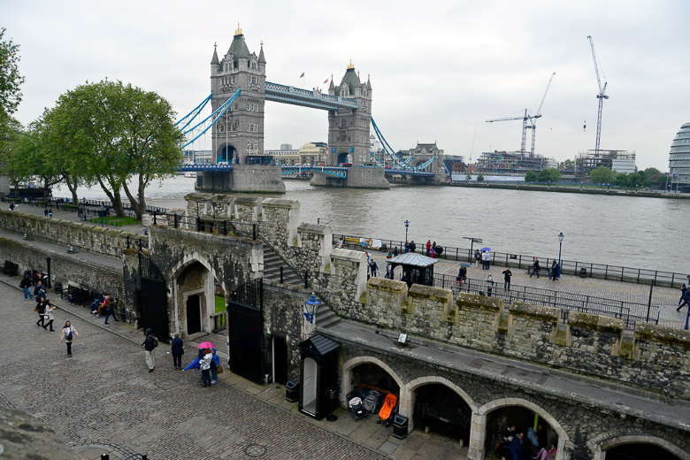 Blick auf Tower Bridge und Themse von der Burgmauer