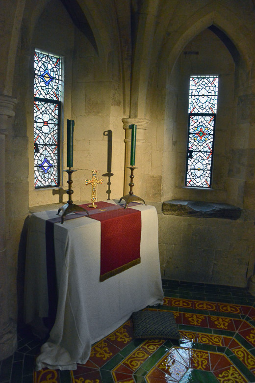 Kapelle mit Altar im Hochformat