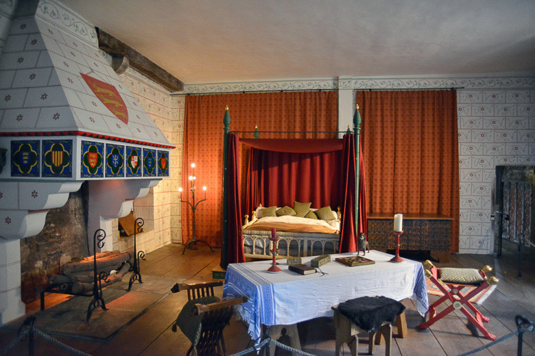 Mittelalterliches Schlafzimmer mit Himmelbett