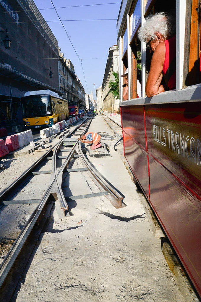 Schmale Gasse mit Straßenbahngleisen