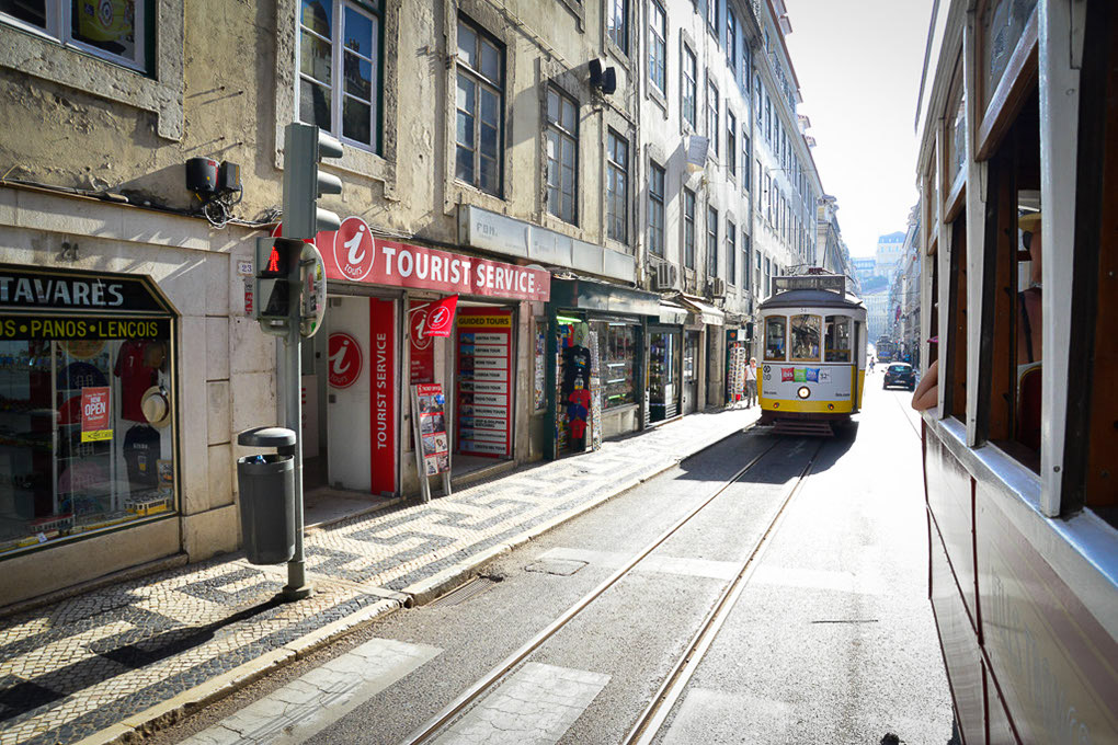 Straßenbahn in der Gasse