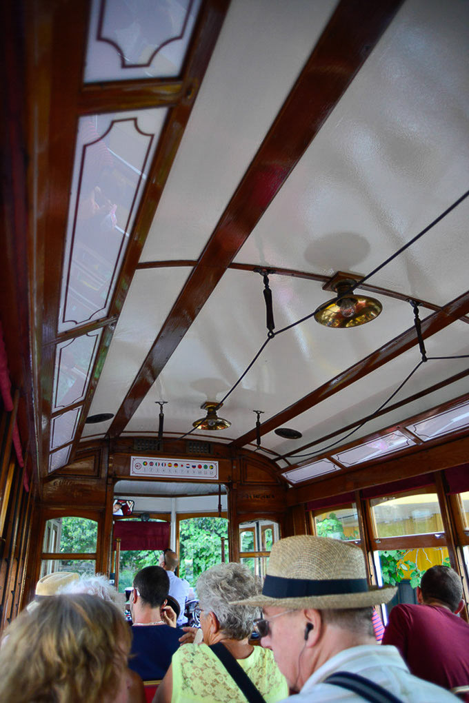 Holzinnenraum der Tram 28