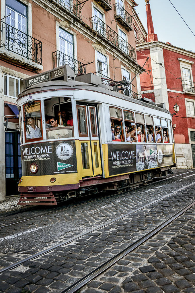 Tram 28 in einer Gasse
