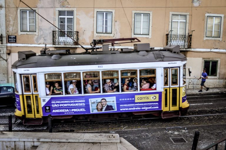 Tram 28 vor Altstadthäusern