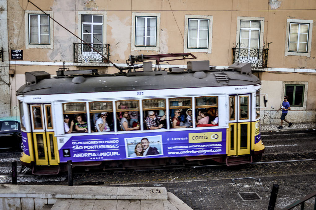 Tram 28 vor Altstadthäusern