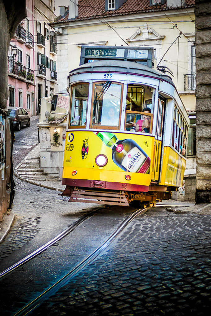 Gelbe Tram in einer Kurve