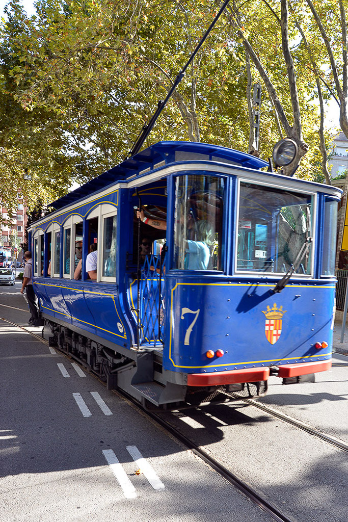 Blaue Straßenbahn auf der Straße