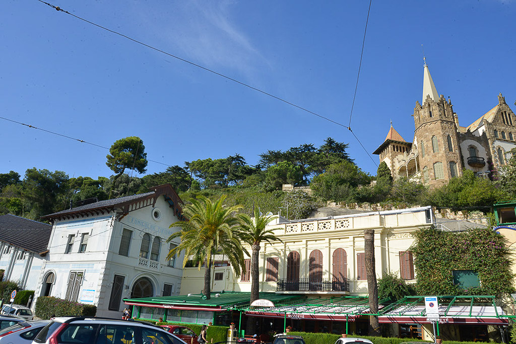 Platz an der Endstation mit Gebäuden und Kirche im Hintergrund