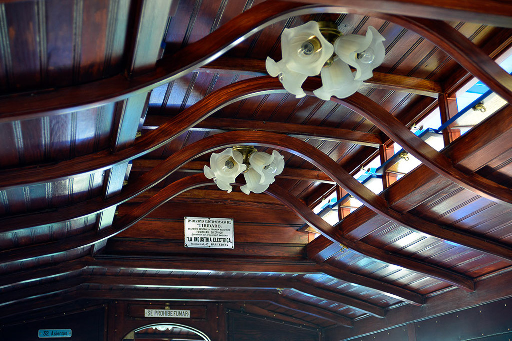 Holzdecke im Innenraum der Straßenbahn