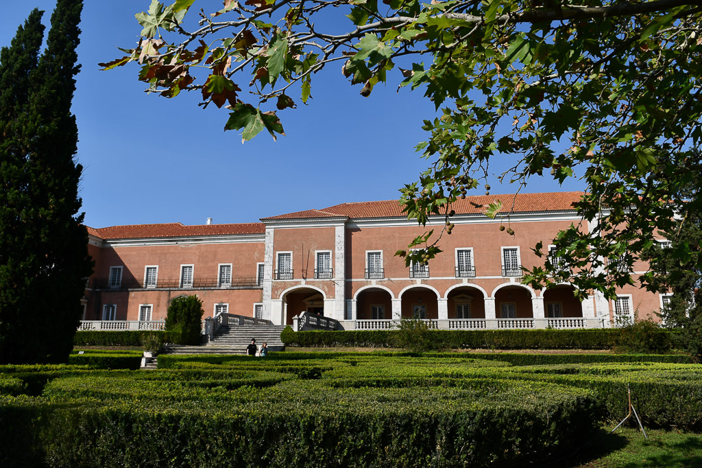 Gebäude hinter einem Heckengarten