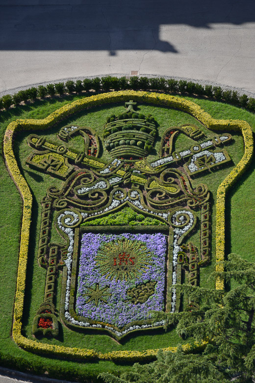 Gartenparterre mit Wappen im Hochformat