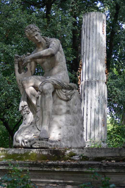 Statue vor einer Säule im Hochformat