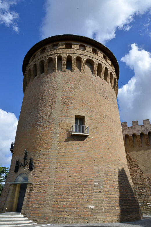 Wehrturm im Garten im Hochformat
