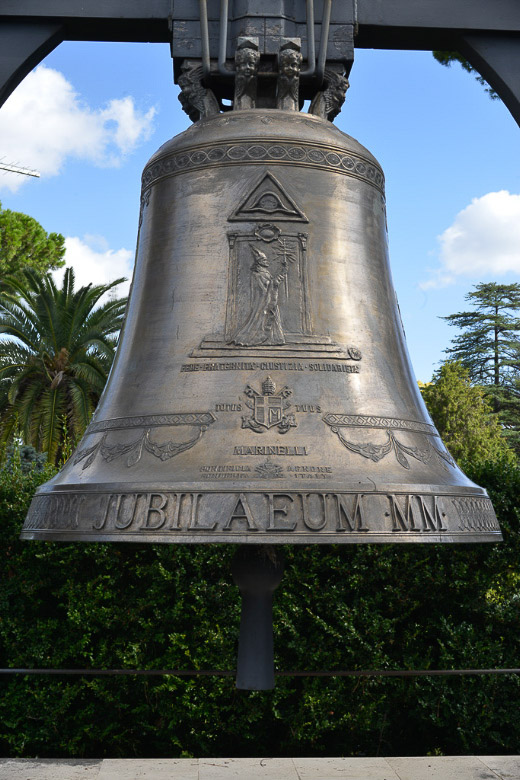 Große Glocke im Garten im Hochformat