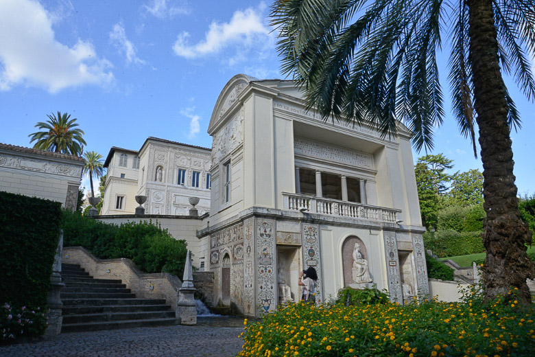 Gebäude mit Treppe im Garten
