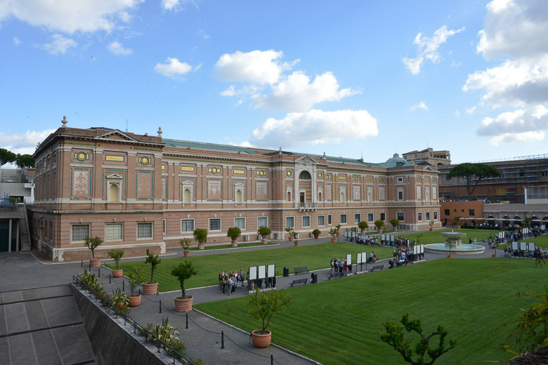 Museumsgebäude mit Rasenfläche