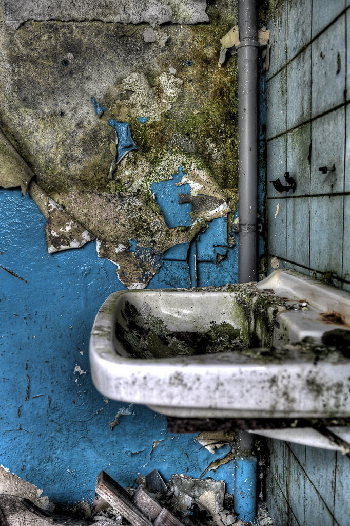 Waschbecken in einem verfallenen Raum im Hochformat