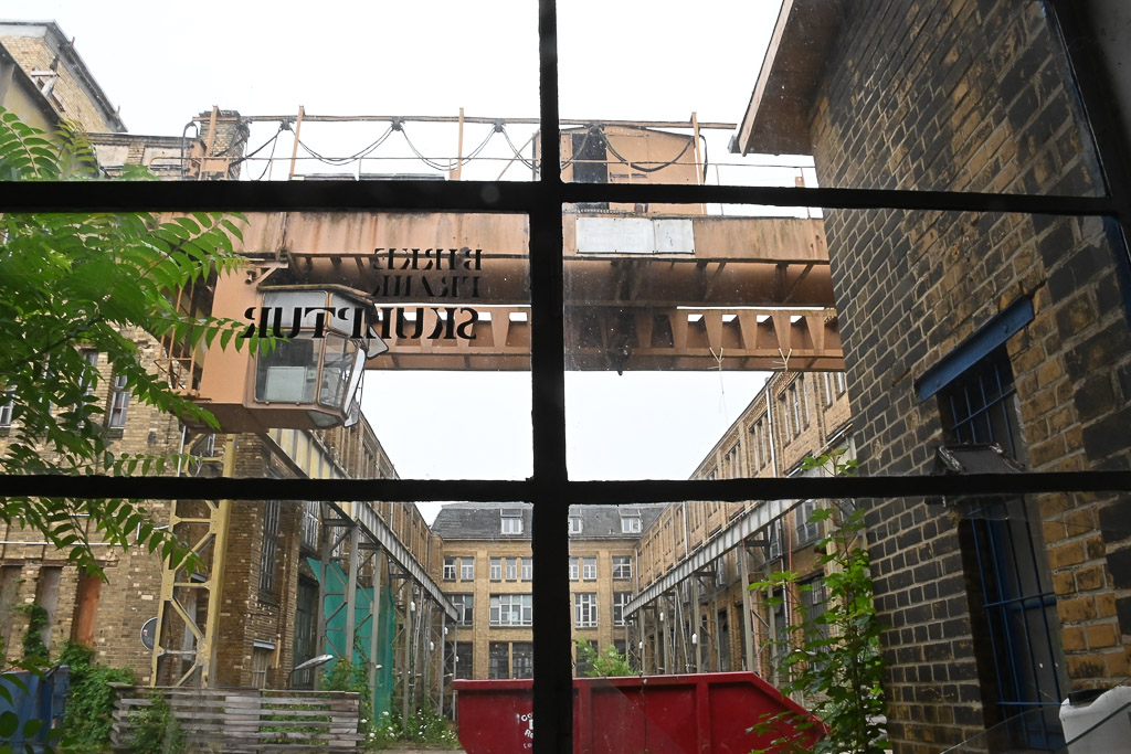 Fenster mit Blick in die Werkhallen