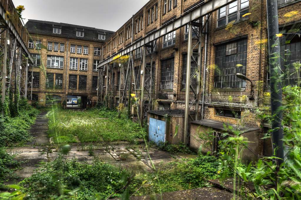 Hof zwischen den Werkhallen