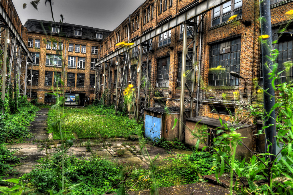 Hof zwischen den Werkhallen