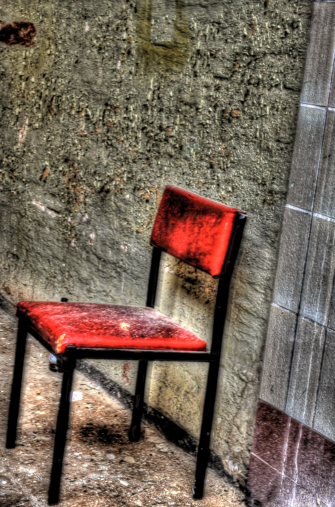 Roter Stuhl im Hochformat