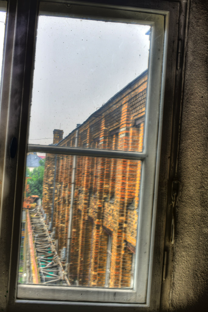 Blick aus einem Fenster im Hochformat