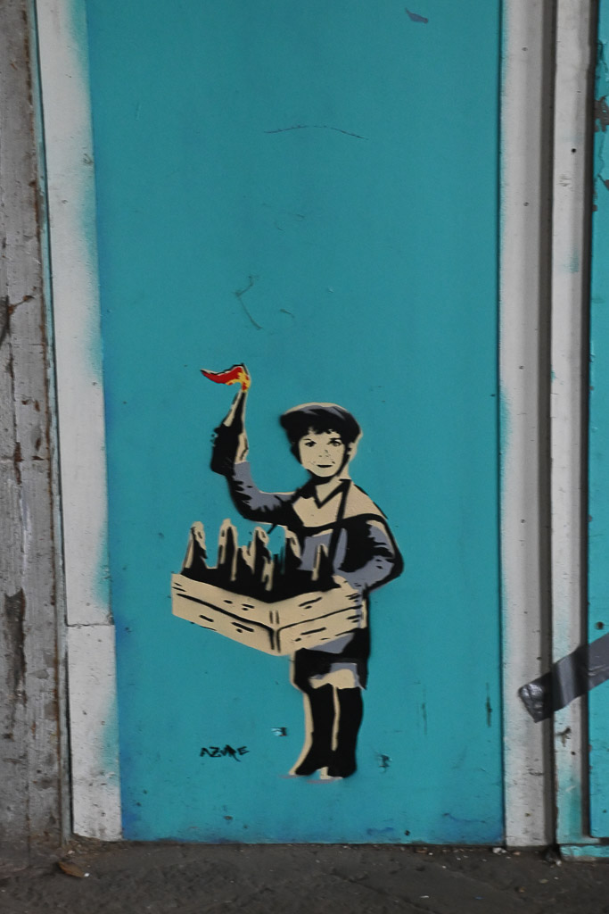 Graffiti in einem Raum im Hochformat