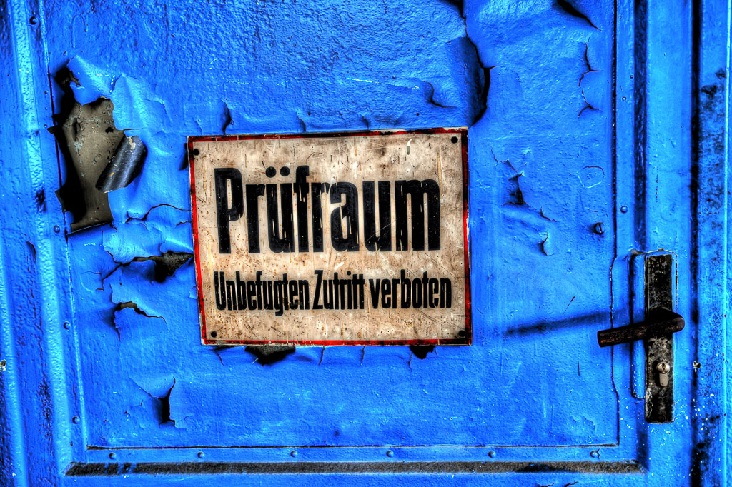 Blaue Tür mit Schild Prüfraum