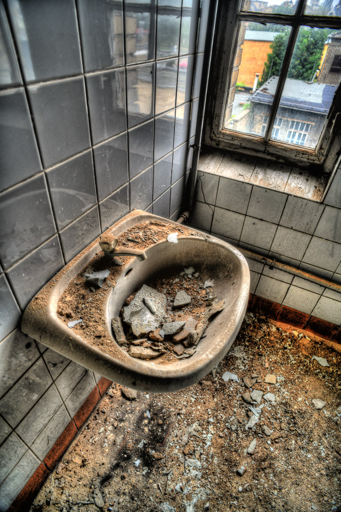 Verfallene Sanitärräume im Hochformat