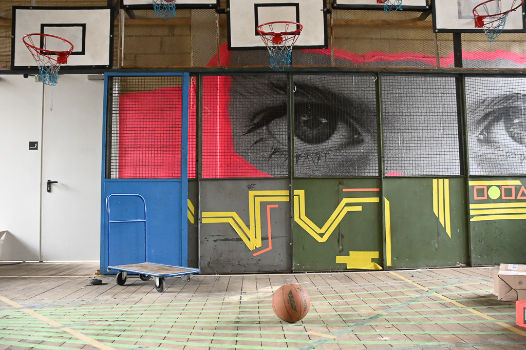 Turnhalle mit Wandmalerei