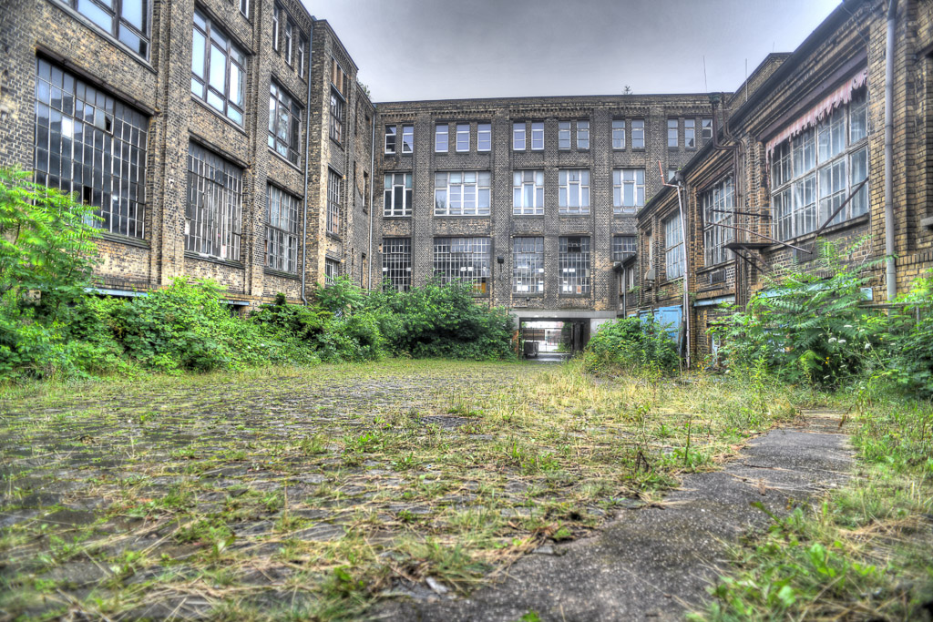 Wiese zwischen Werkgebäuden