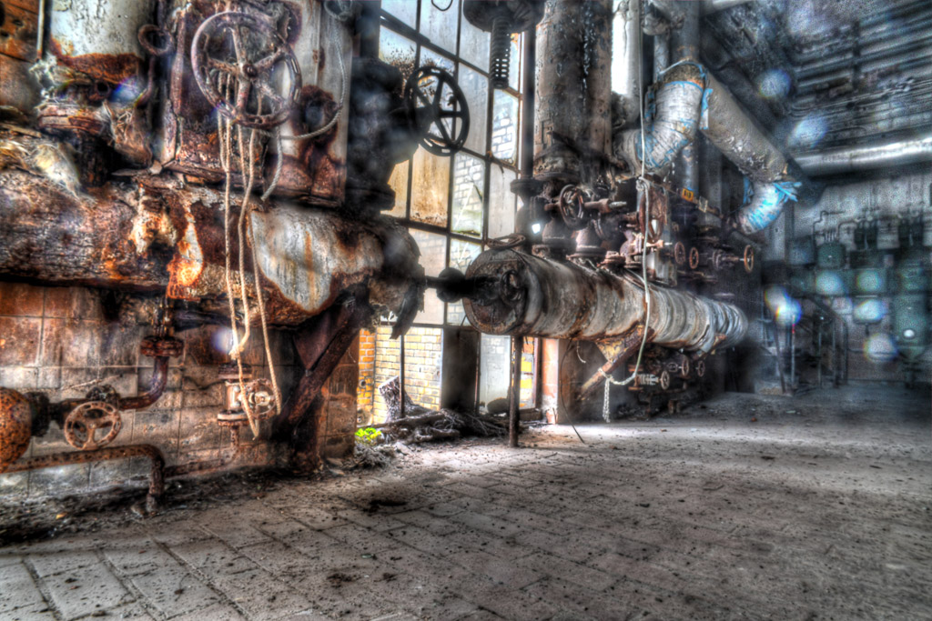 Maschinen und Rohre im Heizkraftwerk