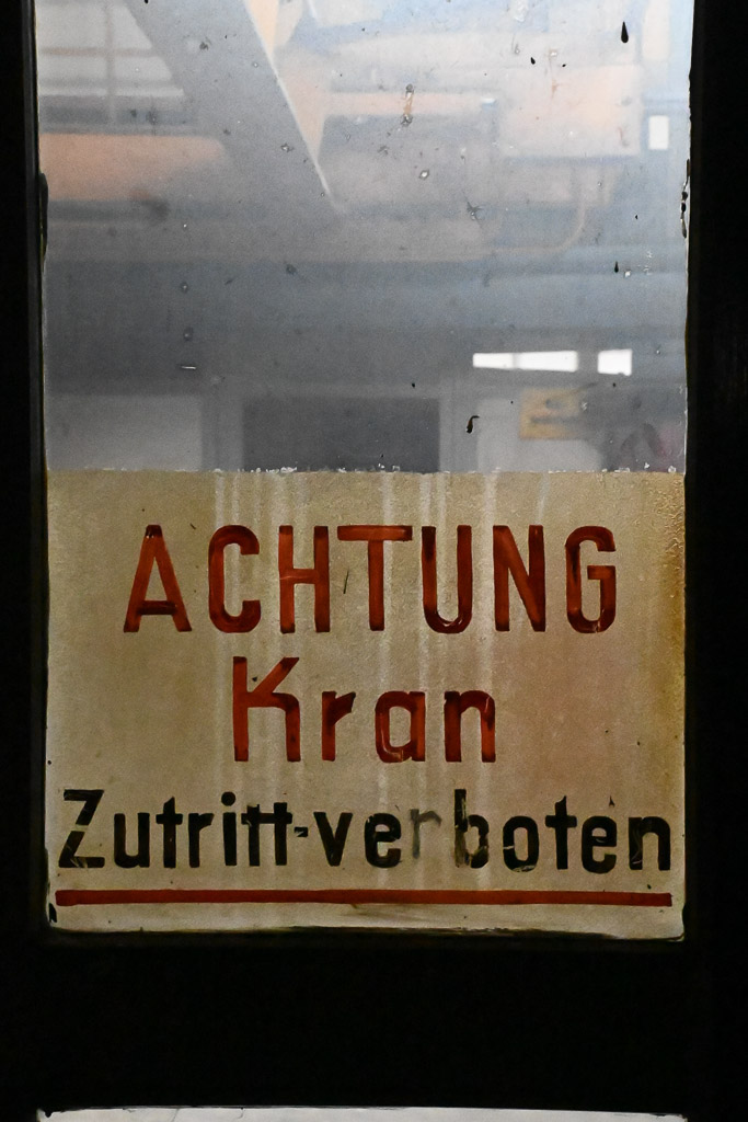 Warnschild Kran im Hochformat