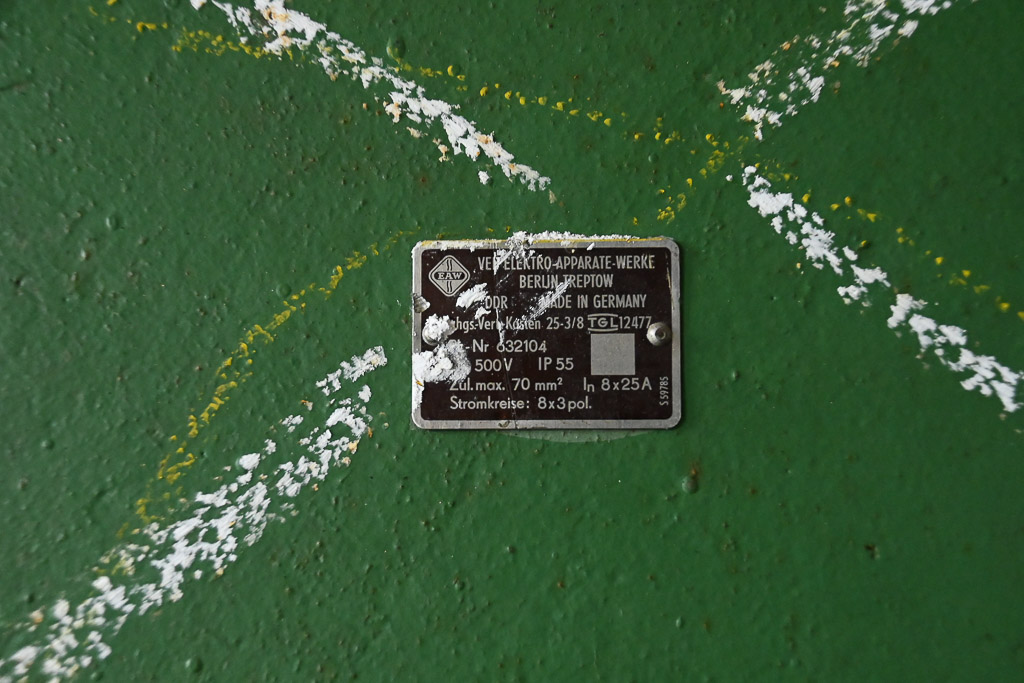 Grüne Wand mit Schild