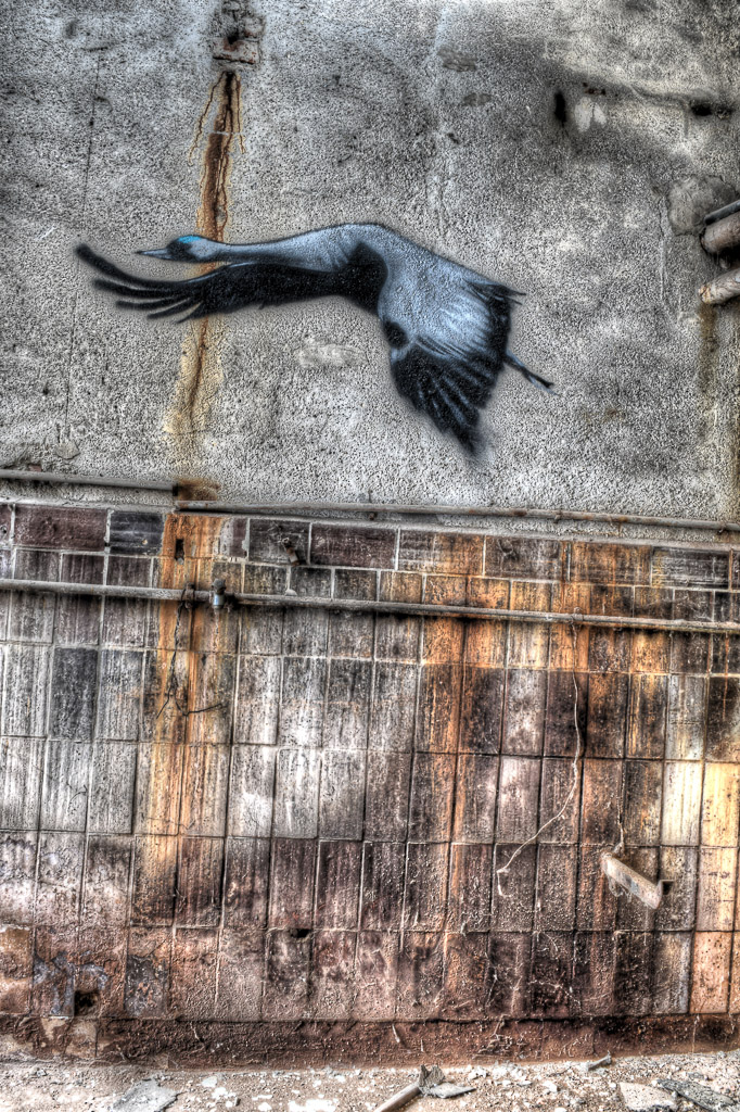 Streetart mit Kranich im Hochformat