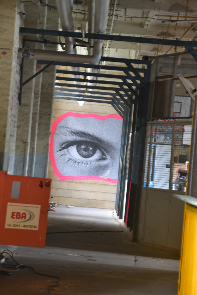 Streetart in der Halle im Hochformat