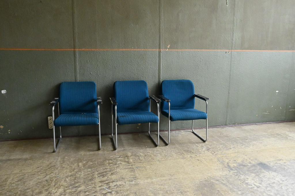Blaue Stühle in einem Raum