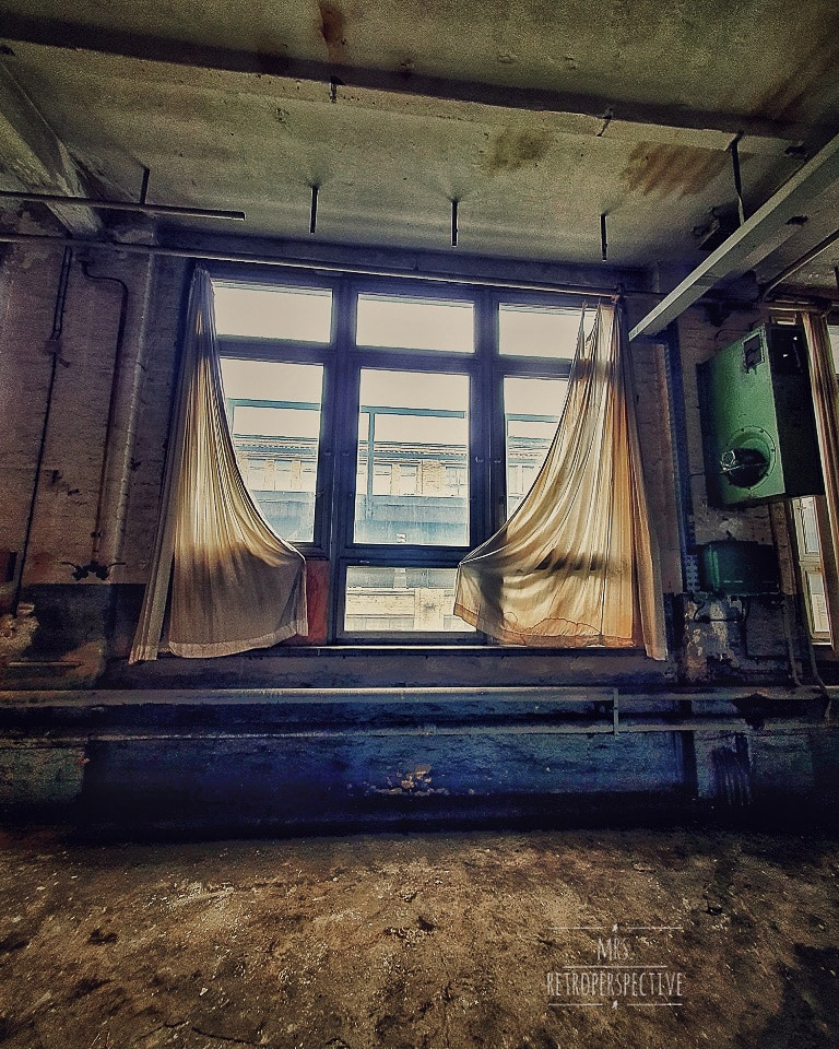 Verfallener Raum mit Fenster im Hochformat