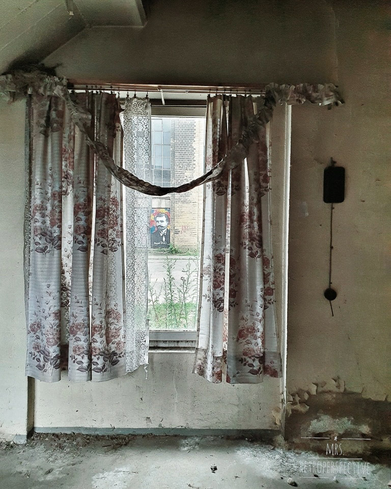 Fenster mit Vorhang im Hochformat
