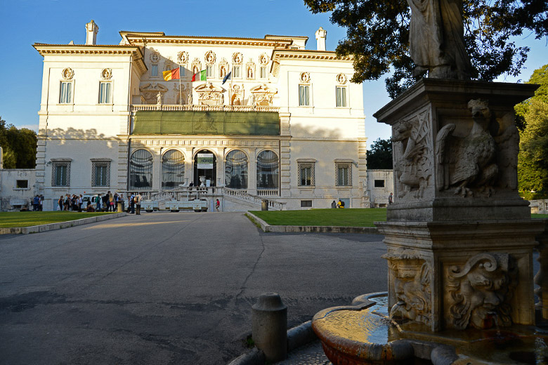 Fassade der Villa Borghese mit Brunnen