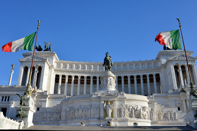 Vittoriano mit Fahnen und Reiterstandbild