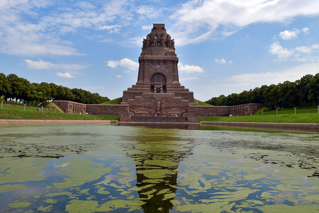 Denkmal im Wasserbecken gespiegelt