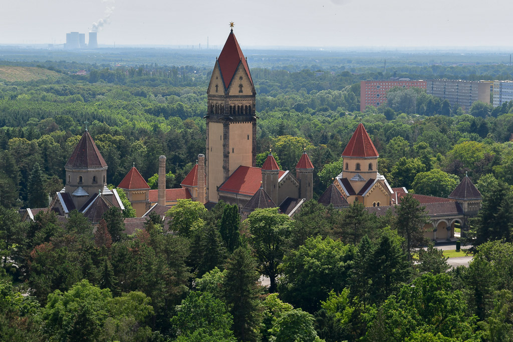 Blick von oben auf Kirche im Park