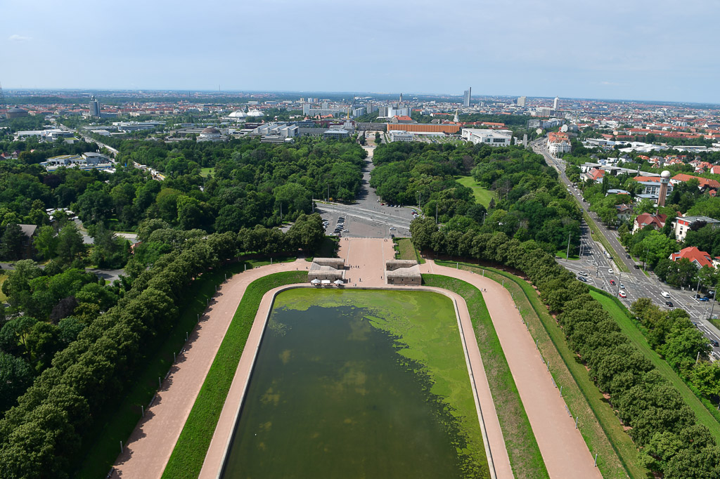 Wasserbecken vor dem Denkmal von oben