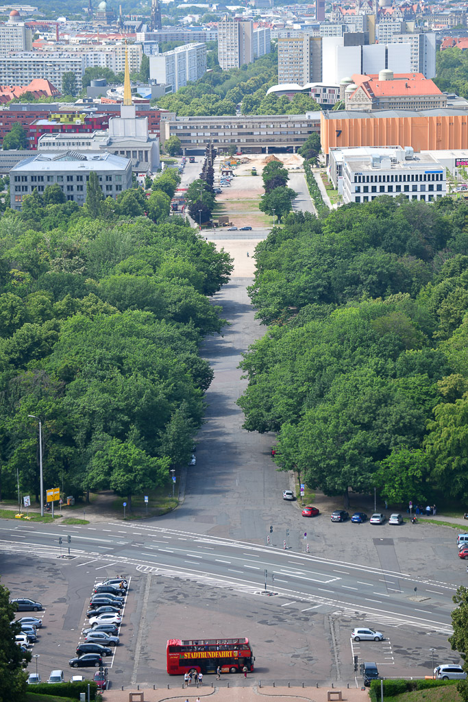 Blick auf eine Allee im Hochformat