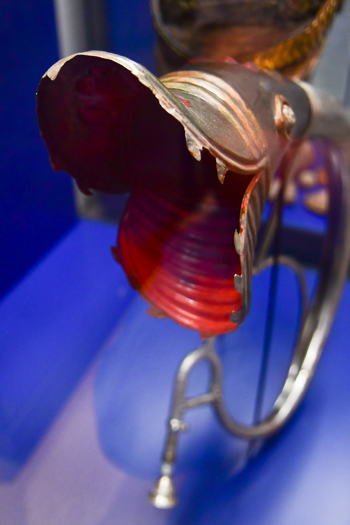 Helm in einer Vitrine im Hochformat