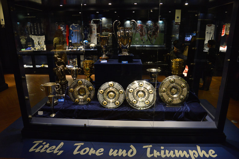 Pokalvitrine im HSV-Museum