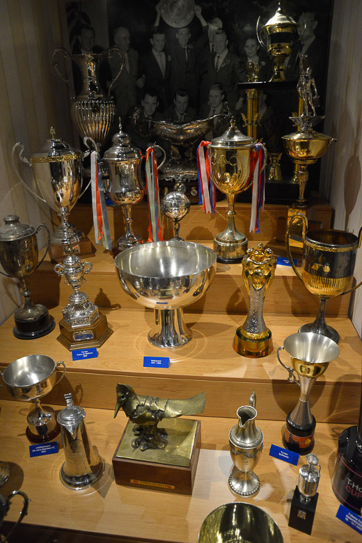 Pokale im HSV-Museum im Hochformat