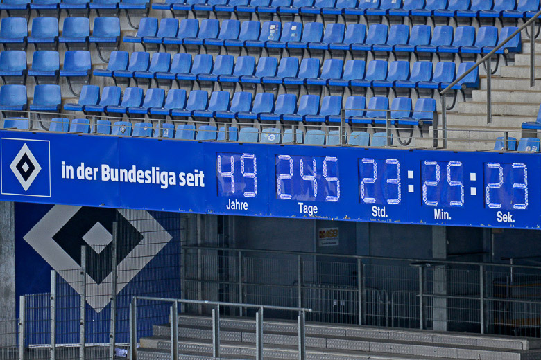 Tribüne mit Bundesliga-Uhr
